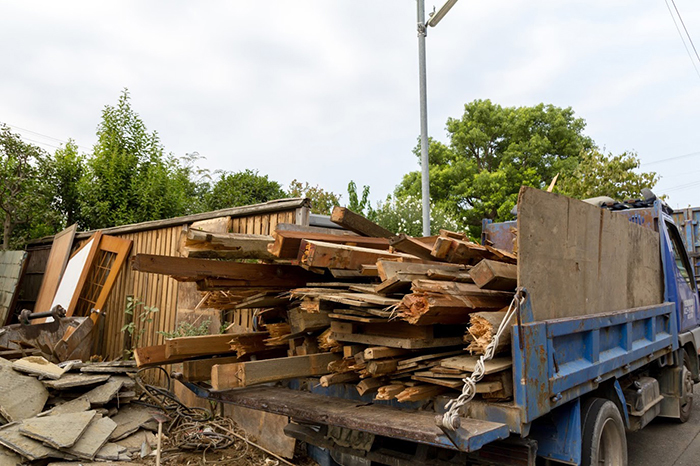 解体された木材を積んだトラック